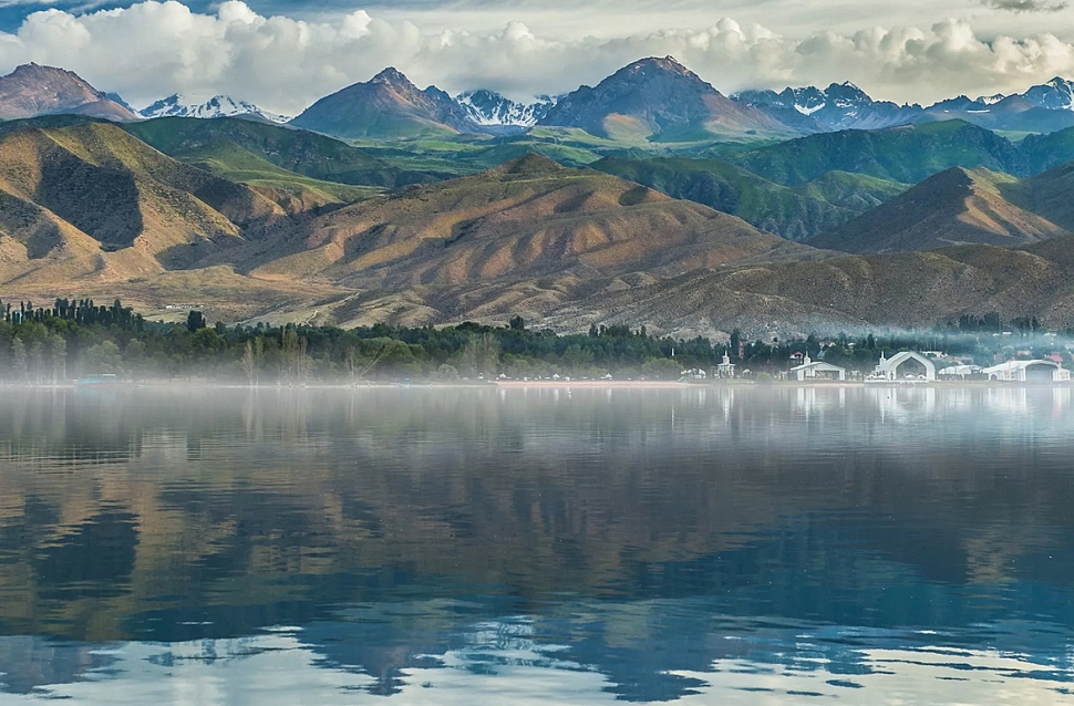 Озеро Иссык-Куль -  гордость Киргизии - самое большое озеро 
