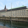 Вид на здания Кристиансборга с набережной