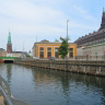 Вид на здания Кристиансборга с набережной, желтое здание - музей Торвальдсена.