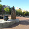 Памятник Спинозе.