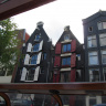 Город Амстердам, фасады домом на канале.