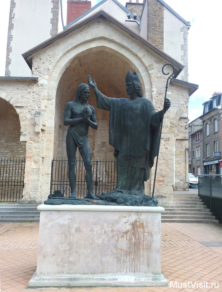 Скульптурная композиция изображает Крещение Ремигием короля Хлодвига ( памятник 1896 года).