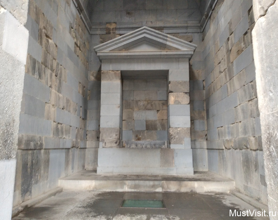 Храм Гарни, внутренняя камера.