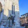 Кафедральный собор в Вероне, слева фрагмент входного портала, витая колонна, опирающаяся на крылатого грифона.