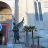 Кафедральный собор в Вероне, современная скульптура ангела приглашает войти в собор.
