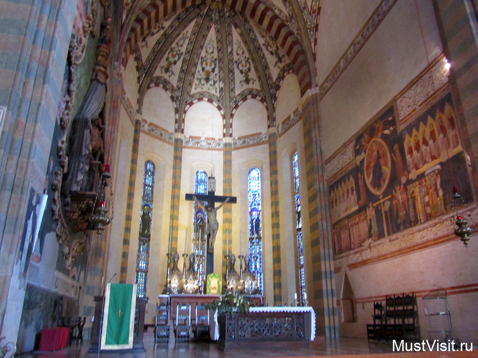 Церковь Санта Анастасия в Вероне, главный алтарь посвященсвятому мученику Петру Веронскому.