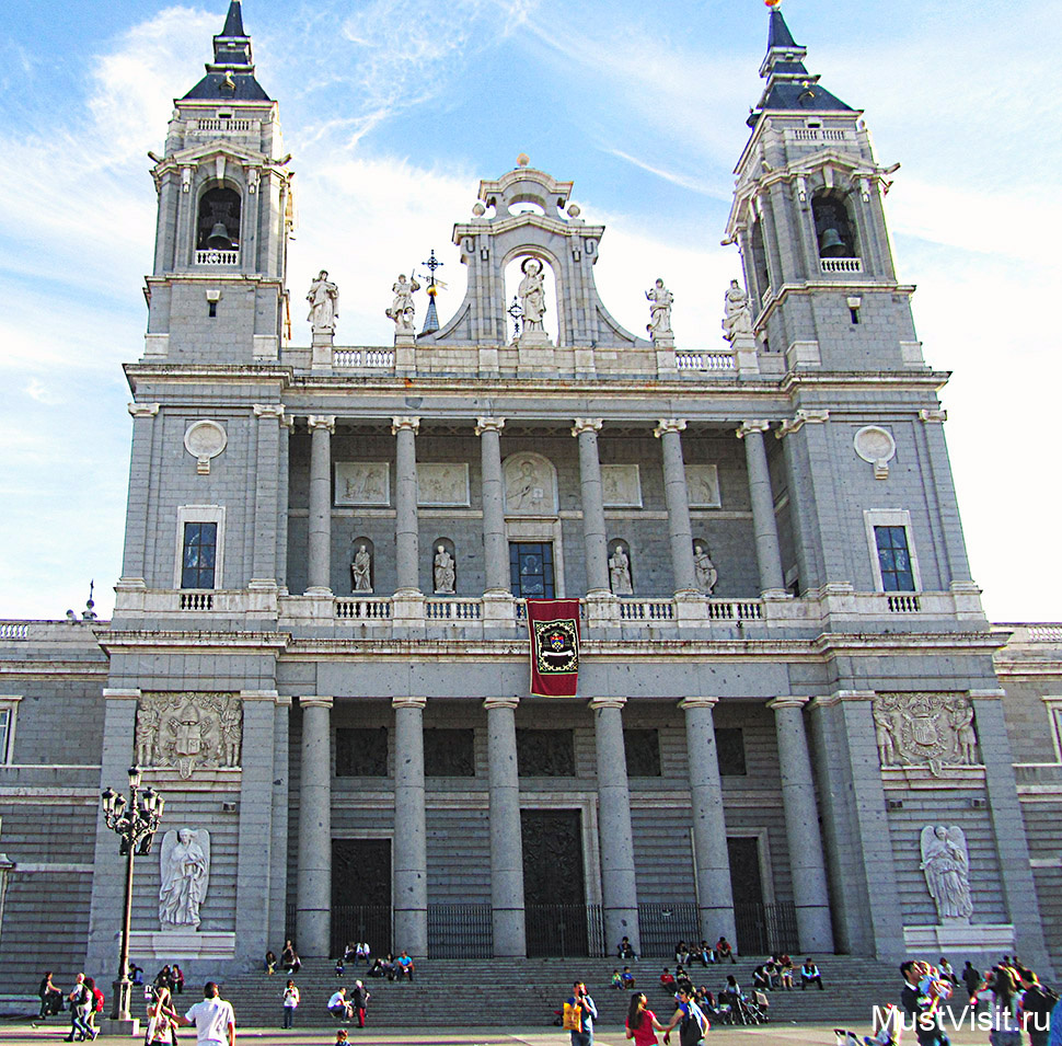 Собор Альмудена в Мадриде