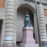 Памятник Кристине Юлленшерне, аристократке, национальной героине, которая возглавляла шведское сопротивление против короля Дании Кристиана II в 1520 году.