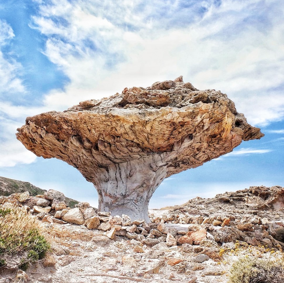 Каменный гриб Скиади на острове Кимолос