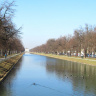Прогулочные аллеи вдоль канала. Вдали - дворец Нимфенбург