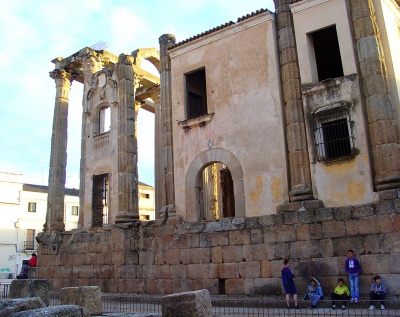 Дворец - Паласио-де-лос-Корбос внутри римского храма Дианы в Мериде