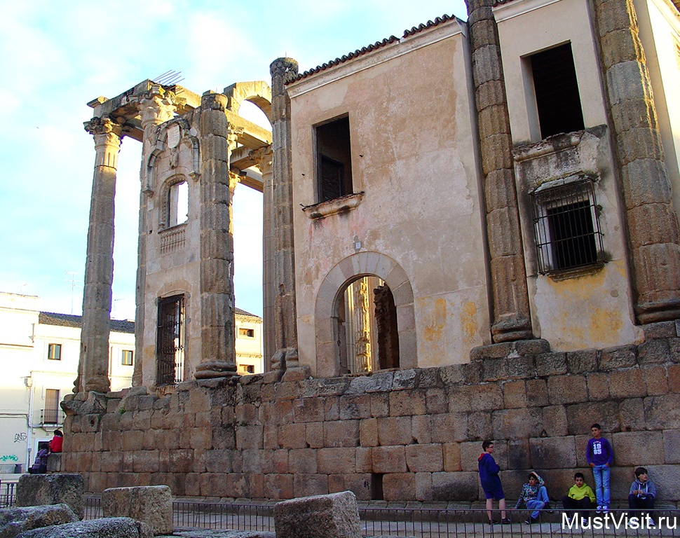 Дворец - Паласио-де-лос-Корбос внутри римского храма в Мериде