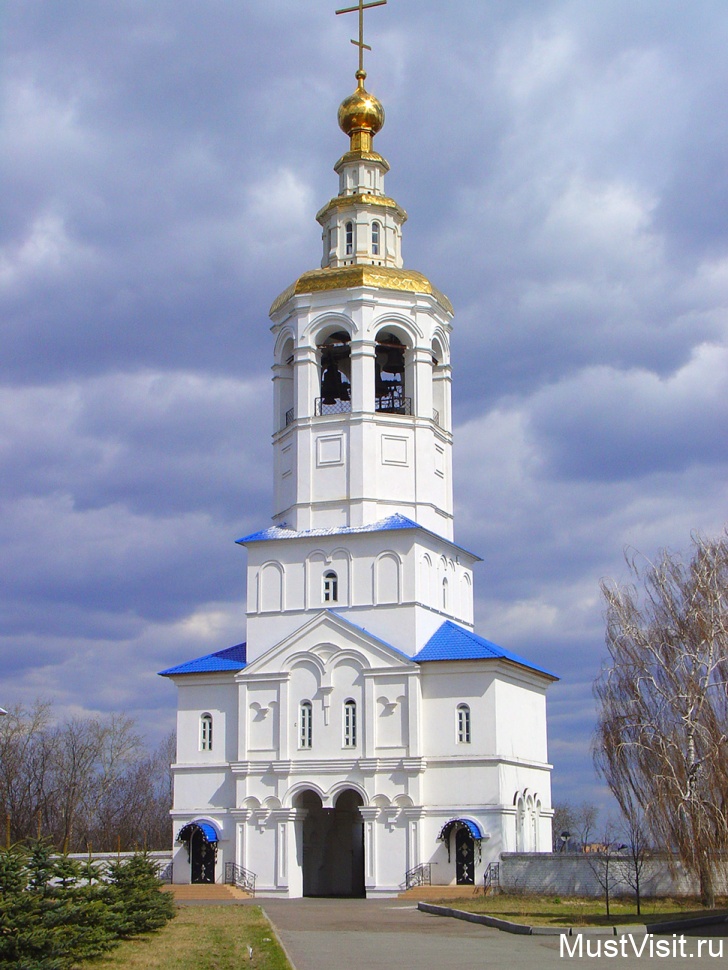 Надвратная колокольня с церковью Михаила Архангела