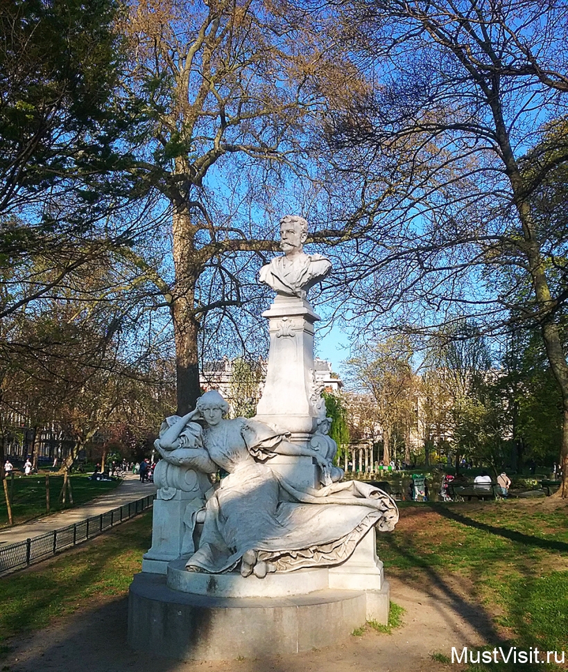 Памятник французскому писателю Ги де Мопассану в Париже