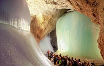 Ледяная пещера Айсризенвельт