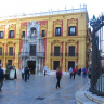 Площадь Обиспо (Plaza del Obispo) , Епископский дворец  (Palacio Episcopal), слева - фонтан, справа - Собор Малаги.