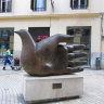 Городская скульптура. Открытая рука и голубь мира.