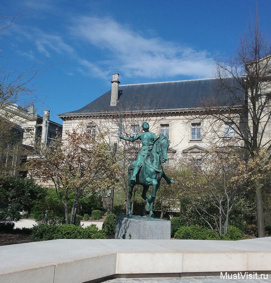 Памятник Жанне д'Арк на площади перед собором