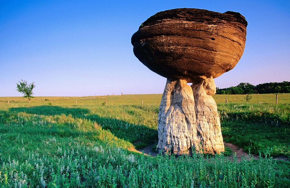 Каменный Гриб (Mushroom Rock) в Национальном Парке (Mushroom Rock State Park) на Дымящих Холмах (Smoky Hills)