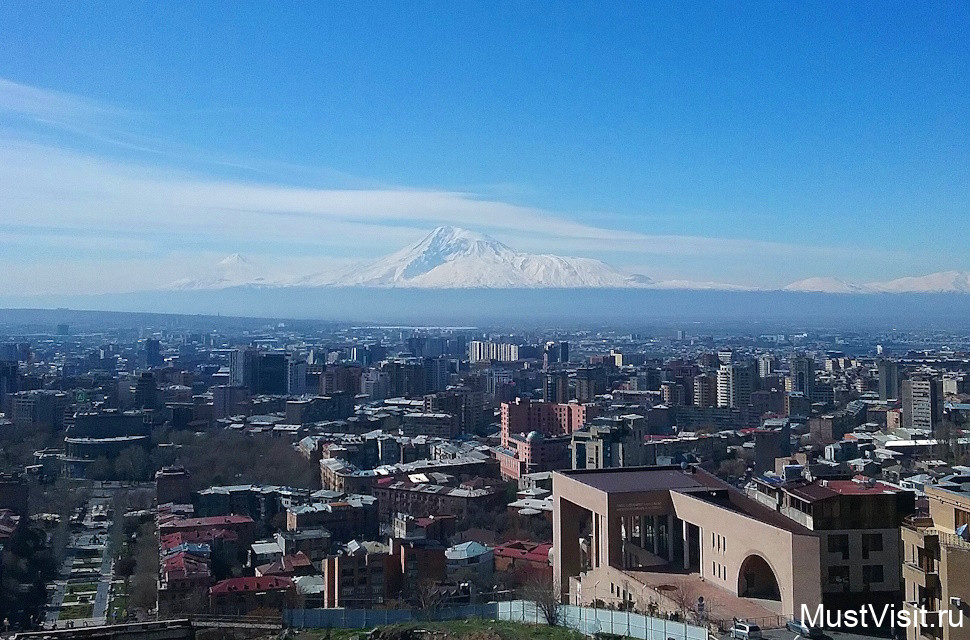 Город Ереван. Вид на Арарат с верхней смотровой площадки Большого Каскада.