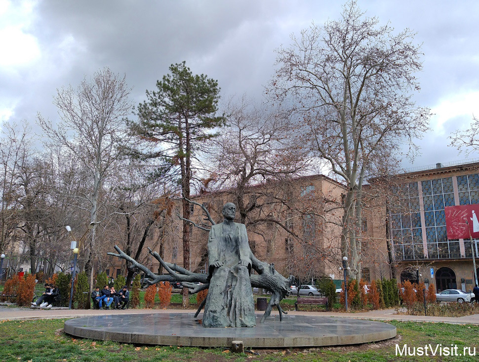 Памятник армянскому композитору, дирижеру. музыковеду, священнослужителю Комитасу в центре Еревана