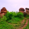 Красные каменные грибы в парке Кисловодска