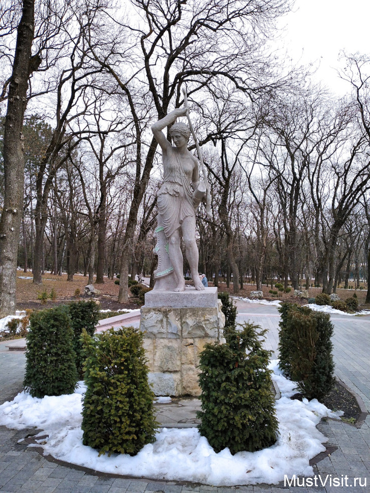 Курортный парк в Ессентуках, скульптура богини охоты Дианы.