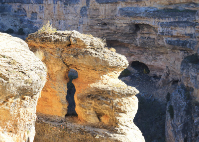 Скала с аркой в каньоне Сасон