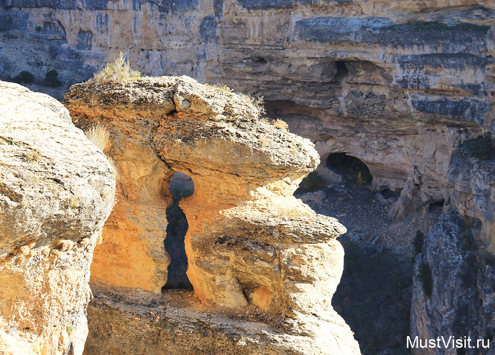 Скала с аркой в каньоне Сасон
