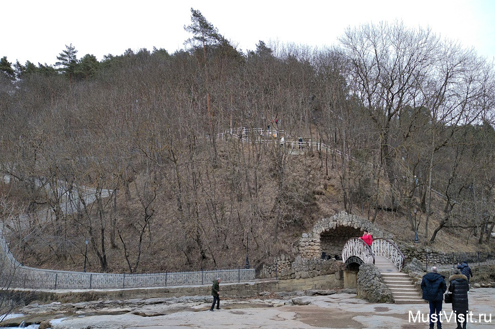 Курортный парк Кисловодска, нижняя часть, мостик "Дамские слезы".