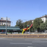 Город Милан, фрагмен памятника "Иголка с ниткой и узелок" 