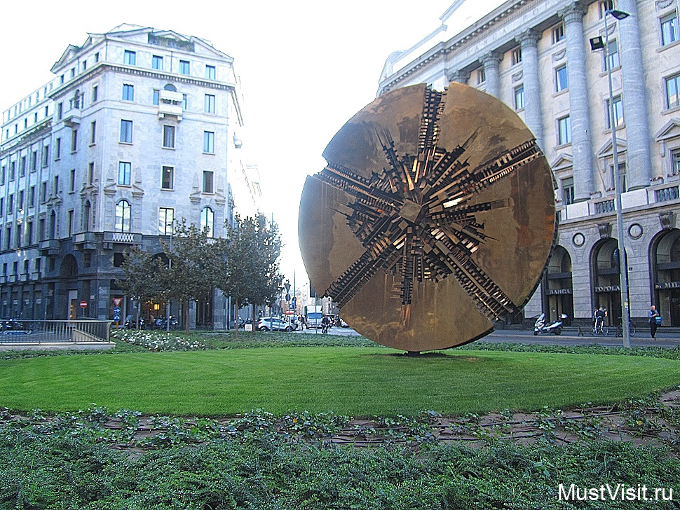 "Большой диск". Скульптура Арнольдо Помодора на площади Меда.