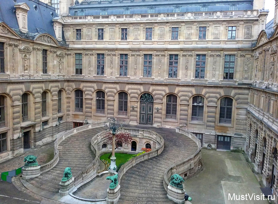 Внутренний двор в Лувре в Париже