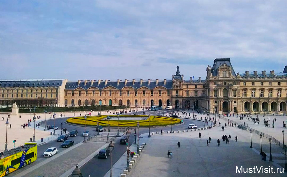 Площадь Каррузель, Лувр в Париже.