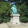Парк Эрстед в Копенгагене, памятник политику и юристу Андерсу Сандое Эрстеду (1902).