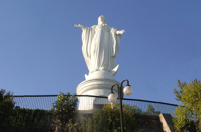 Статуя Девы Марии на горе Сан Кристобалю