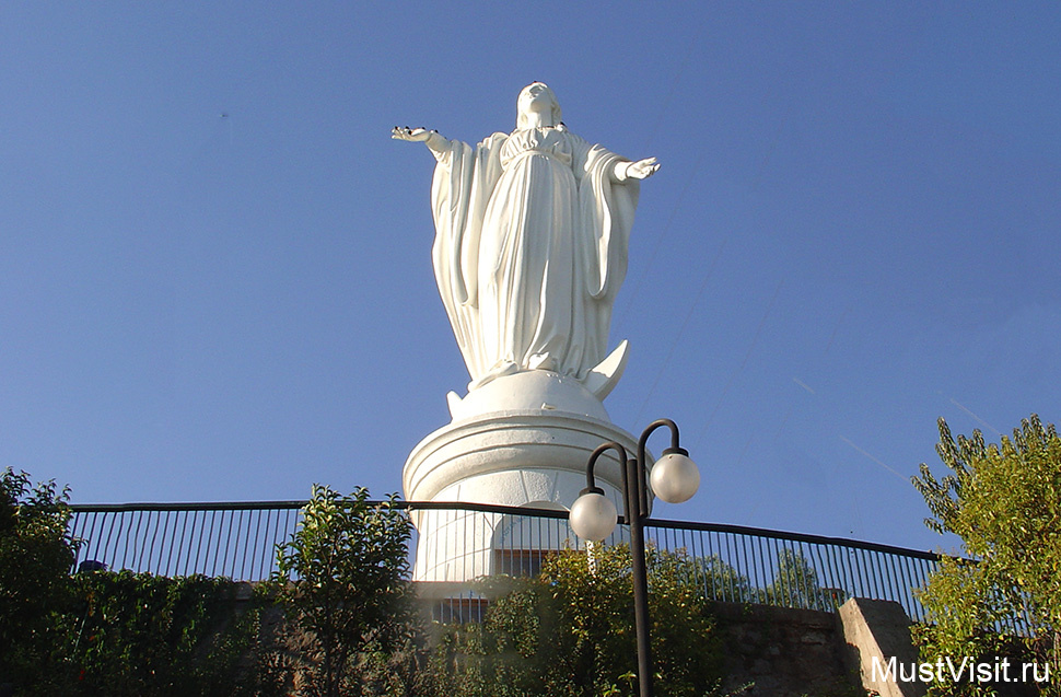 Статуя Девы Марии на горе Сан Кристобалю