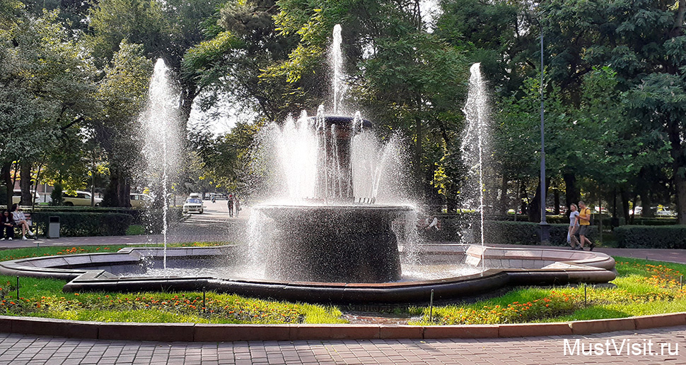 Фонтан в Дубовом парке в Бишкеке