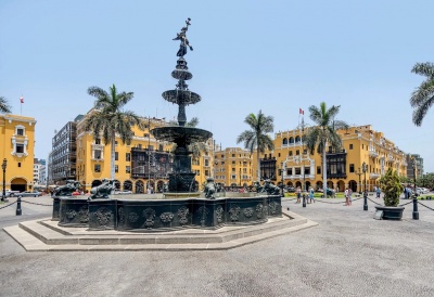Бронзовый фонтан на Пласа де Армас в Лиме