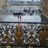 Дворцово-парковый ансамбль Версаль. Мраморный двор. На дальнем плане - золотые ворота Версальского дворца.