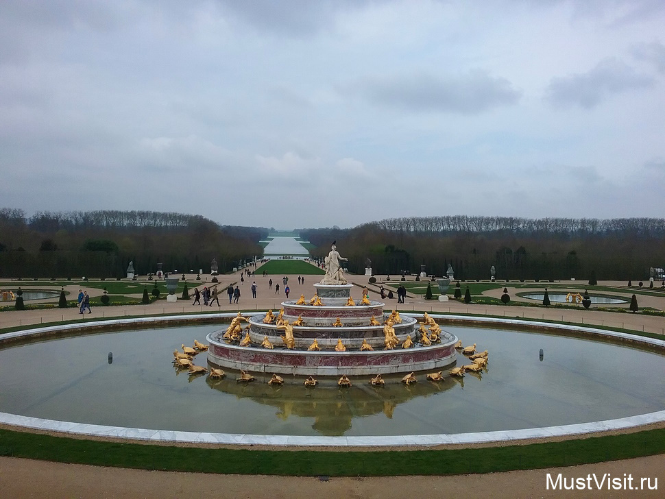 Дворцово-парковый ансамбль Версаль. Фонтан Латоны. На дальнем плане - водный канал.