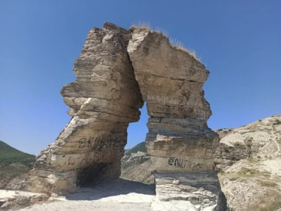 Природная арка в селении Губден (Дагестан)