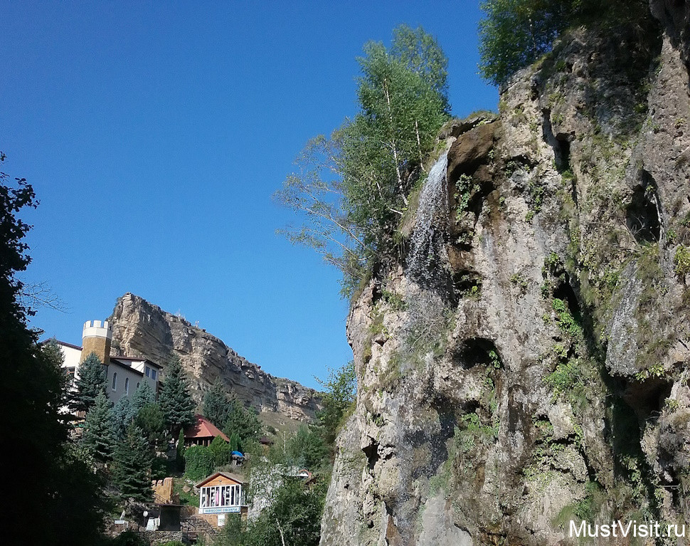 Медовые водопады, небольшой туристический комплекс.