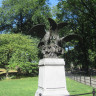 Центральный парк в Нью-Йорке. Скульптурная композиция "Орлы и жертвы" Кристофа Фратена.