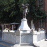 Мини-фонтан у Ратуши. Памятник "плотогону"