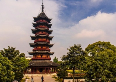 Храм Лунхуа в Китае