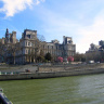 Вид на мэрию Парижа с моста Арколь. Мост соединяет остров Ситэ с правым, северным берегом Сены и площадью перед столичной мэрией.