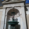 Небольшой фонтан Шарлемань в нише здания лицея в районе Марэ