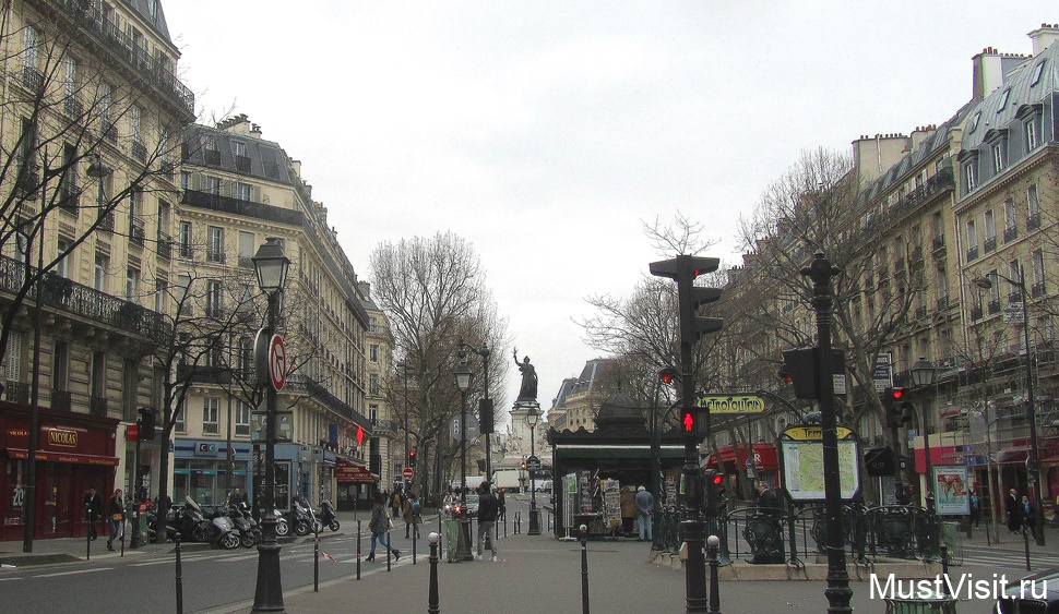 Париж, улица, ведущая на площадь Республики. На дальнем плане - статуя Свободы.