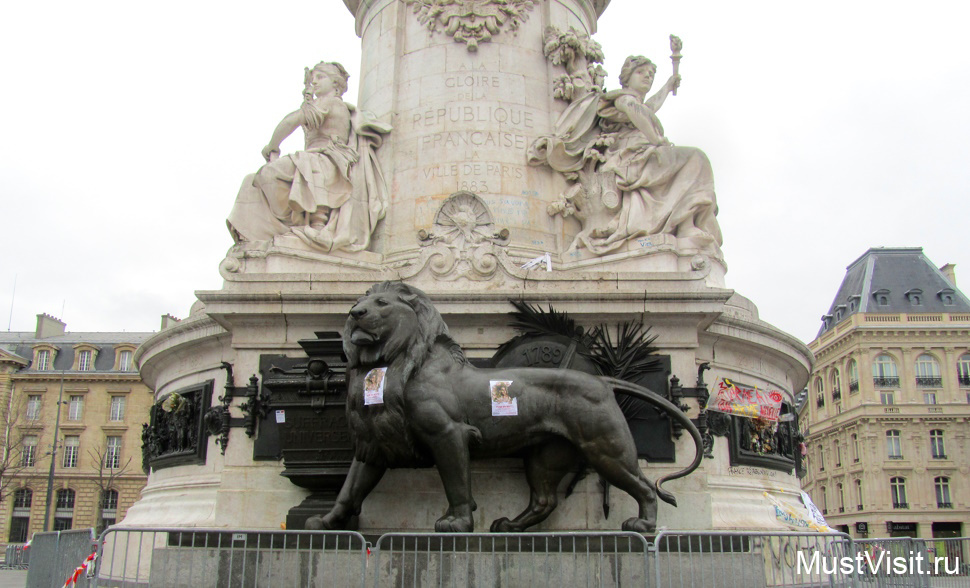 Фрагмент постамента Монумента Свободы на площади Республики